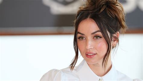 Mar 13, 2023 &0183; Before starring in a James Bond film as a Bond girl, de Armas showed potential to take on the lead role herself when she wore a black tuxedo fitted with a black bow tie on a red carpet in 2019. . Ana de armas desnudos